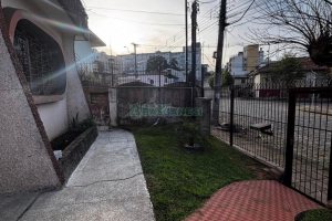 Casa com 148m², 2 dormitórios, 2 vagas, no bairro Medianeira em Caxias do Sul para Comprar
