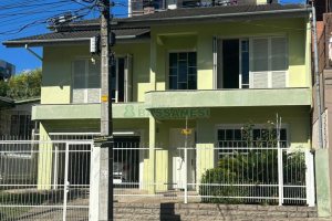 Casa com 250m², 3 dormitórios, 2 vagas, no bairro São Leopoldo em Caxias do Sul para Comprar