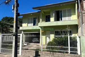 Casa com 250m², 3 dormitórios, 2 vagas, no bairro São Leopoldo em Caxias do Sul para Comprar