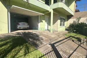 Casa com 250m², 3 dormitórios, 2 vagas, no bairro São Leopoldo em Caxias do Sul para Comprar