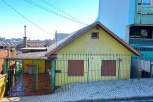 Casa com 100m², 2 dormitórios, 1 vaga, no bairro Medianeira em Caxias do Sul para Comprar