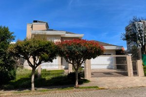 Casa com 330m², 3 dormitórios, 2 vagas, no bairro Jardim América em Caxias do Sul para Comprar
