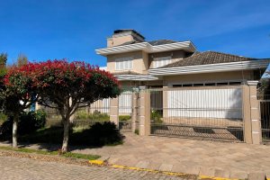 Casa com 330m², 3 dormitórios, 2 vagas, no bairro Jardim América em Caxias do Sul para Comprar