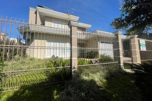Casa com 330m², 3 dormitórios, 2 vagas, no bairro Jardim América em Caxias do Sul para Comprar
