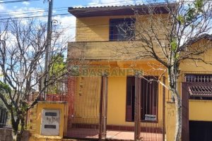 Casa com 60m², 2 dormitórios, 1 vaga, no bairro Petrópolis em Caxias do Sul para Alugar