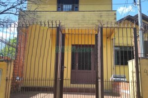 Casa com 60m², 2 dormitórios, 1 vaga, no bairro Petrópolis em Caxias do Sul para Alugar