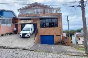 Casa com 229m², 3 dormitórios, 4 vagas, no bairro Santa Lúcia em Caxias do Sul para Comprar