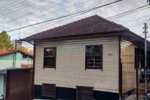 Casa com 260m², 3 dormitórios, 2 vagas, no bairro Kayser em Caxias do Sul para Comprar