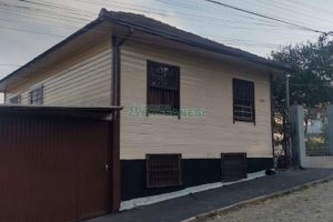 Casa com 260m², 3 dormitórios, 2 vagas, no bairro Kayser em Caxias do Sul para Comprar