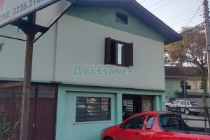 Casa com 260m², 3 dormitórios, 2 vagas, no bairro Kayser em Caxias do Sul para Comprar