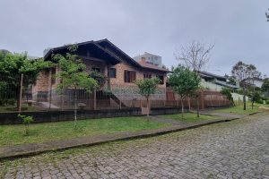 Casa com 131m², 2 dormitórios, 1 vaga, no bairro Vila Verde em Caxias do Sul para Comprar