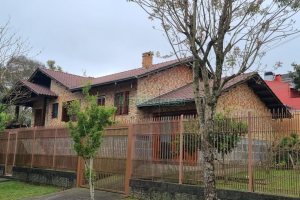 Casa com 131m², 2 dormitórios, 1 vaga, no bairro Vila Verde em Caxias do Sul para Comprar