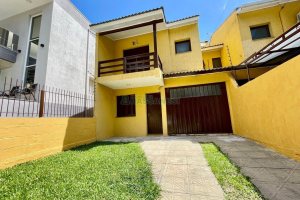 Sobrado com 121m², 3 dormitórios, 2 vagas, no bairro Ana Rech em Caxias do Sul para Alugar