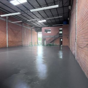 Pavilhão com 380m², no bairro Desvio Rizzo em Caxias do Sul para Alugar