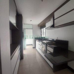 Apto Mobiliado com 58m², 3 dormitórios, 2 vagas, no bairro Lourdes em Caxias do Sul para Alugar