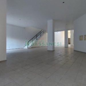 Loja com 500m², 2 vagas, no bairro Centro em Caxias do Sul para Alugar