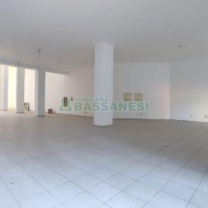 Loja com 500m², 2 vagas, no bairro Centro em Caxias do Sul para Alugar
