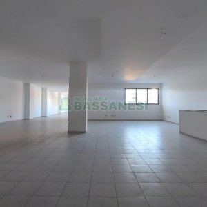 Loja com 500m², 2 vagas, no bairro Centro em Caxias do Sul para Alugar