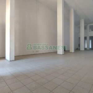 Loja com 500m², 2 vagas, no bairro Centro em Caxias do Sul para Alugar