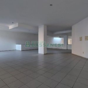 Loja com 500m², 2 vagas, no bairro Centro em Caxias do Sul para Alugar