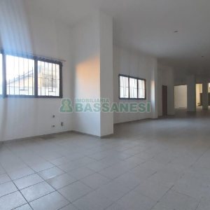 Loja com 500m², 2 vagas, no bairro Centro em Caxias do Sul para Alugar