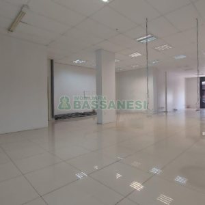 Loja com 356m², 2 vagas, no bairro São Pelegrino em Caxias do Sul para Comprar