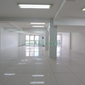 Loja com 356m², 2 vagas, no bairro São Pelegrino em Caxias do Sul para Comprar