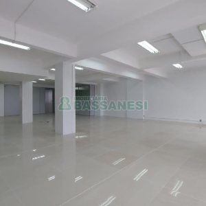 Loja com 356m², 2 vagas, no bairro São Pelegrino em Caxias do Sul para Comprar