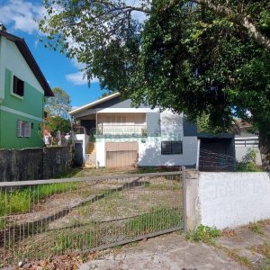Casa Comercial com 80m², 3 dormitórios, 1 vaga, no bairro Cruzeiro em Caxias do Sul para Comprar