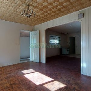 Casa Comercial com 80m², 3 dormitórios, 1 vaga, no bairro Cruzeiro em Caxias do Sul para Comprar