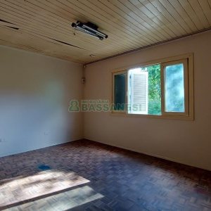 Casa Comercial com 80m², 3 dormitórios, 1 vaga, no bairro Cruzeiro em Caxias do Sul para Comprar