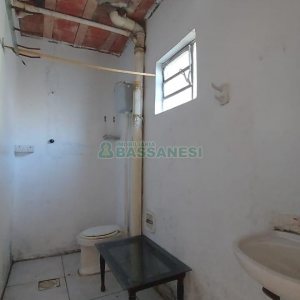 Casa Comercial com 80m², 3 dormitórios, 1 vaga, no bairro Cruzeiro em Caxias do Sul para Comprar