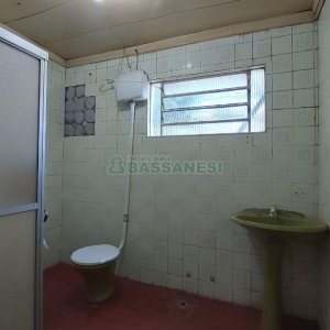 Casa Comercial com 80m², 3 dormitórios, 1 vaga, no bairro Cruzeiro em Caxias do Sul para Comprar