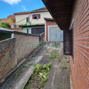 Casa com 112m², 3 dormitórios, 1 vaga, no bairro Panazzolo em Caxias do Sul para Comprar