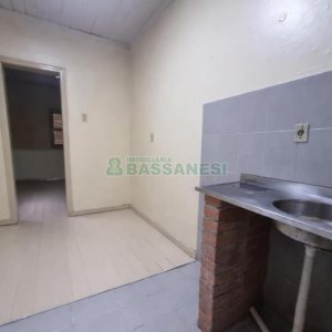 Casa Comercial com 100m², 2 dormitórios, 1 vaga, no bairro Panazzolo em Caxias do Sul para Alugar