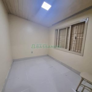 Casa Comercial com 100m², 2 dormitórios, 1 vaga, no bairro Panazzolo em Caxias do Sul para Alugar