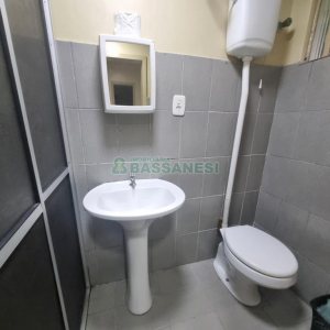 Casa Comercial com 100m², 2 dormitórios, 1 vaga, no bairro Panazzolo em Caxias do Sul para Alugar