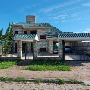 Casa Mobiliada com 318m², 4 dormitórios, 2 vagas, no bairro Sagrada Família em Caxias do Sul para Alugar