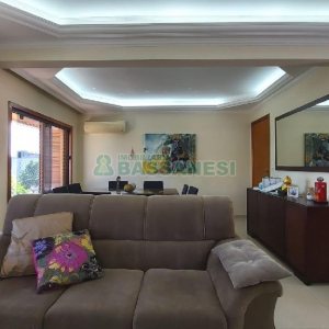 Casa Mobiliada com 318m², 4 dormitórios, 2 vagas, no bairro Sagrada Família em Caxias do Sul para Alugar