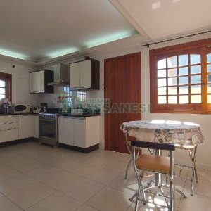 Casa Mobiliada com 318m², 4 dormitórios, 2 vagas, no bairro Sagrada Família em Caxias do Sul para Alugar