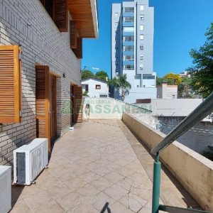 Casa Mobiliada com 318m², 4 dormitórios, 2 vagas, no bairro Sagrada Família em Caxias do Sul para Alugar