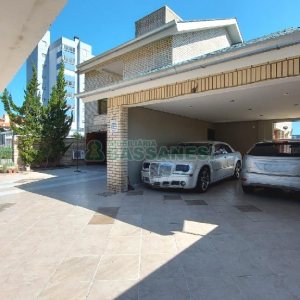 Casa Mobiliada com 318m², 4 dormitórios, 2 vagas, no bairro Sagrada Família em Caxias do Sul para Alugar