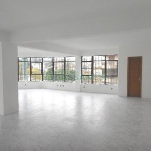 Sala com 118m², 2 vagas, no bairro Centro em Caxias do Sul para Comprar