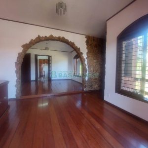 Casa Comercial com 220m², 3 dormitórios, 4 vagas, no bairro Cidade Nova em Caxias do Sul para Alugar