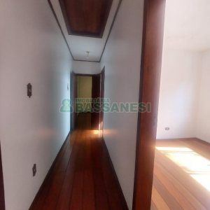 Casa Comercial com 220m², 3 dormitórios, 4 vagas, no bairro Cidade Nova em Caxias do Sul para Alugar