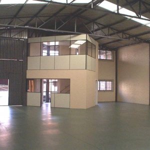 Pavilhão com 300m², no bairro São José em Caxias do Sul para Alugar