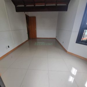 Casa Comercial com 275m², 3 dormitórios, 2 vagas, no bairro Cinqüentenário em Caxias do Sul para Alugar