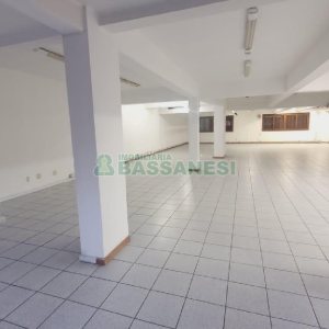 Sala com 300m², no bairro Centro em Caxias do Sul para Alugar