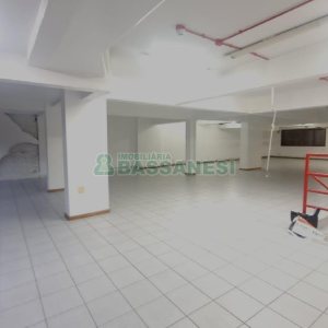 Sala com 300m², no bairro Centro em Caxias do Sul para Alugar