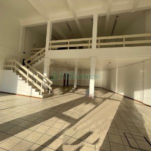 Loja com 310m², no bairro São Leopoldo em Caxias do Sul para Alugar